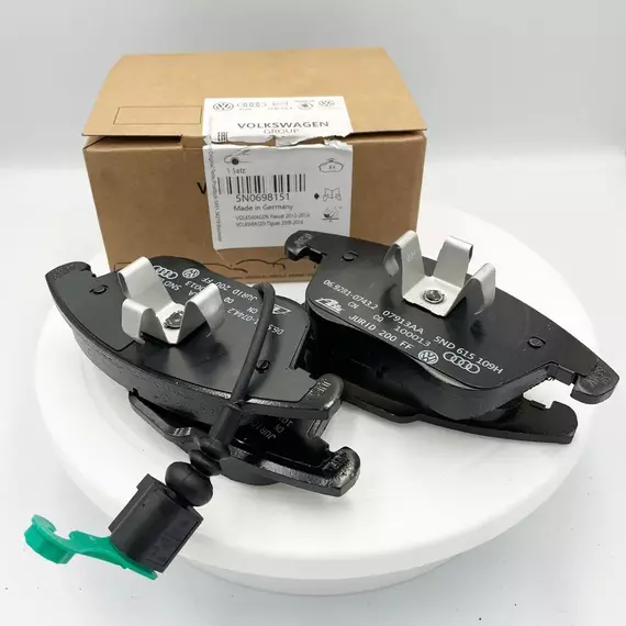 Колодки тормозные VAG 5N0698151 передние Q3 Sportback Tiguan